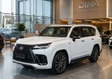 نمای جلو لکسوس LX 600 F Sport مدل ۲۰۲۳ سفید در نمایشگاه دینا (Dina)