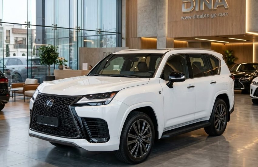 نمای جلو لکسوس LX 600 F Sport مدل ۲۰۲۳ سفید در نمایشگاه دینا (Dina)