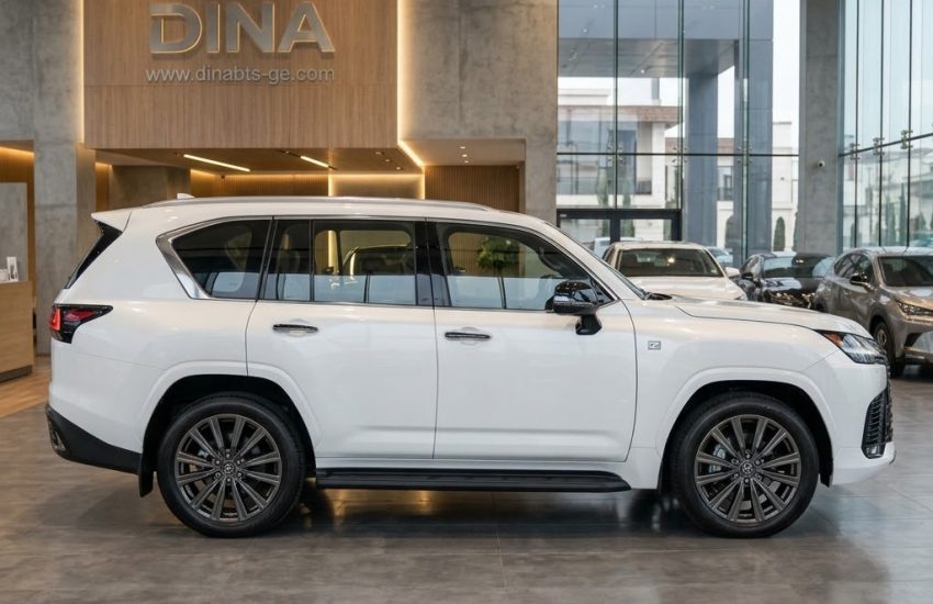 نمای جانبی لکسوس LX 600 F Sport ۲۰۲۳ با رینگ‌های ۲۲ اینچی تیره فابریک