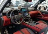 کابین جلو لکسوس LX 600 F Sport ۲۰۲۳ با تودوزی چرم قرمز و مشکی و فرمان اسپرت