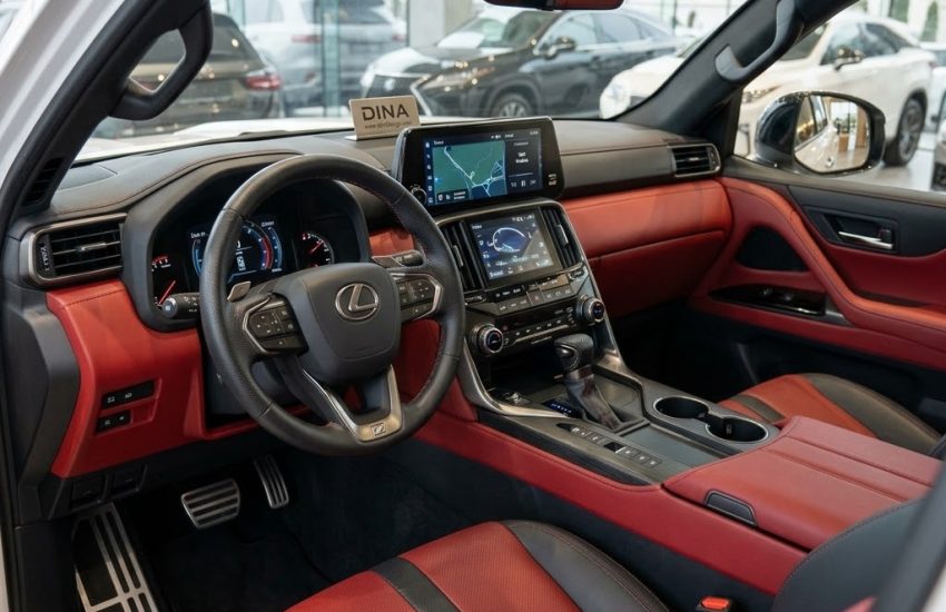 کابین جلو لکسوس LX 600 F Sport ۲۰۲۳ با تودوزی چرم قرمز و مشکی و فرمان اسپرت